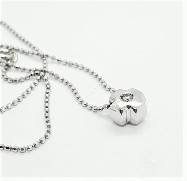 272013603_696238318040352_4940041154479539853_n.jpg Catenina con punto luce montatura a croce con diamante - immagine 1