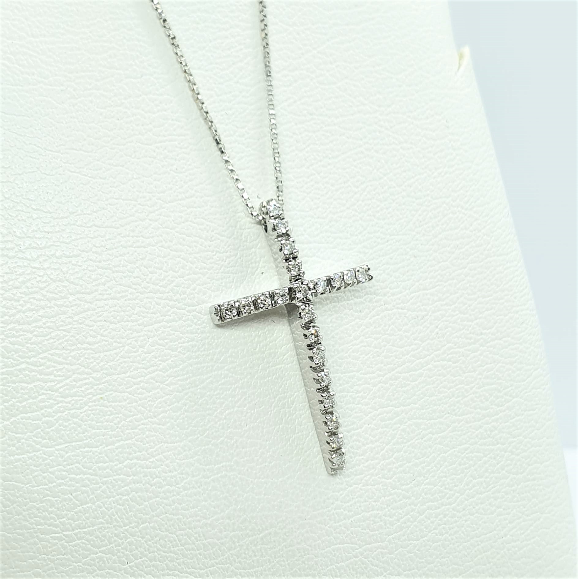 309278359_401730408818066_5673274587015583332_n.jpg Collana con croce oro e diamanti - immagine 1