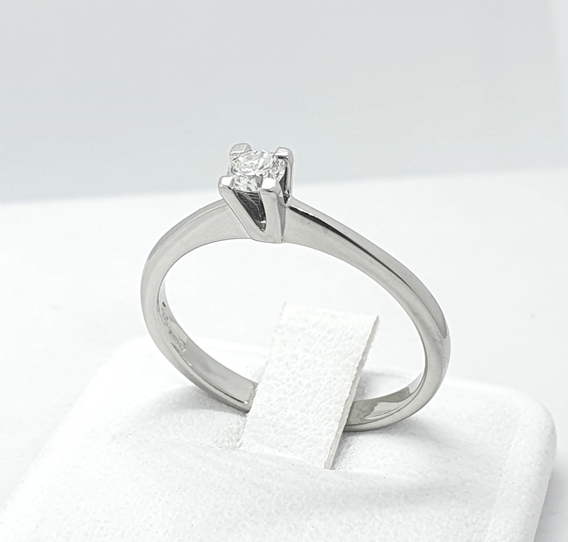 327577186_1236380633944336_8027729787940376606_n.jpg Anello solitario oro e diamante - immagine 1