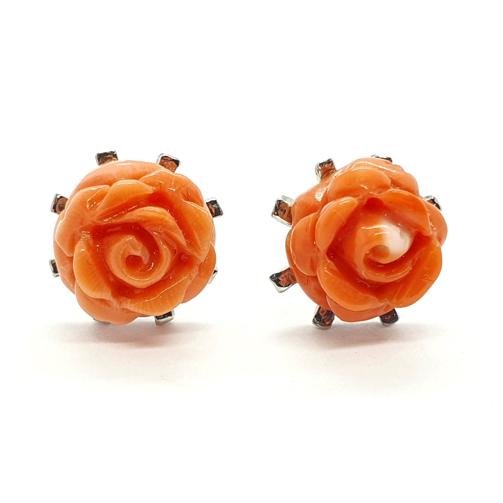 328296674_600115504782403_7718845534621896850_n.jpg Orecchini in oro bianco con rose di corallo rosa - immagine 1