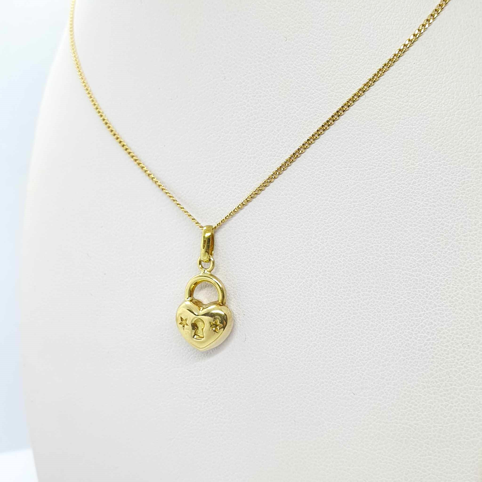 462558877_1578809396359705_8632208686667108113_n.jpg Collana con ciondolo cuore-lucchetto in oro - immagine 1