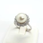 Anello a margherita oro diamanti e perla