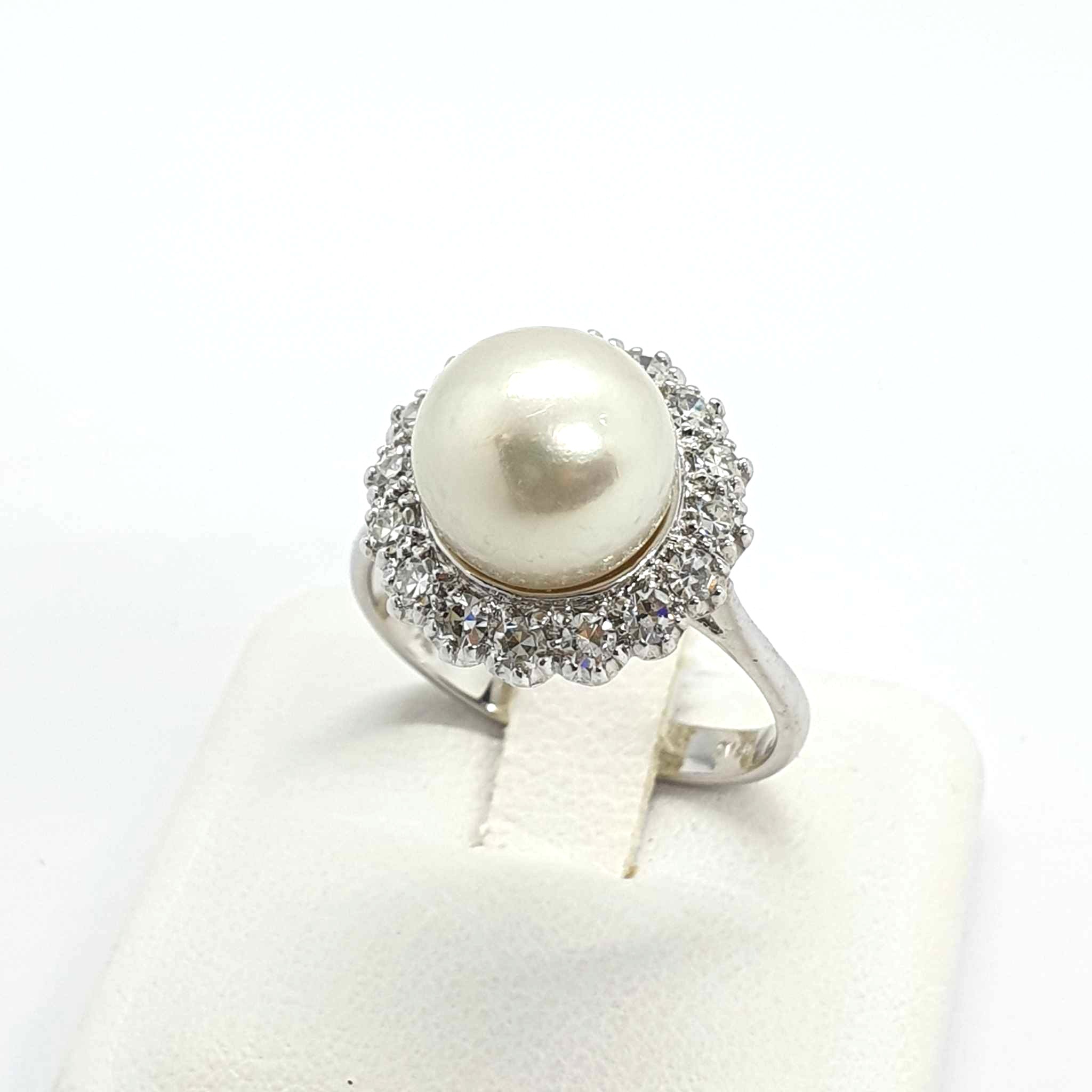 482134872_975145004774584_1381312612029331002_n.jpg Anello a margherita oro diamanti e perla - immagine 1