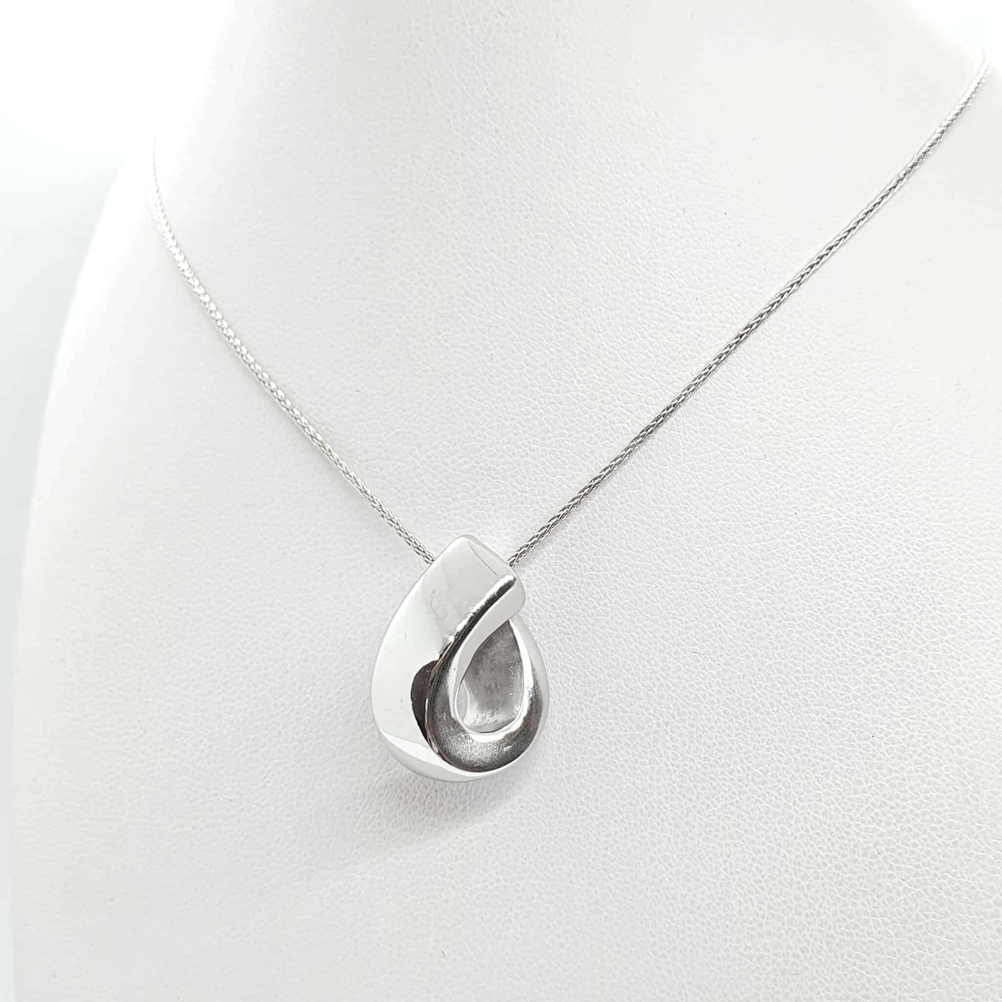 520809979_757260570108095_7464612242855934323_n.jpg Collana con pendente oro bianco - immagine 1