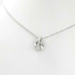 Collana con pendente in oro bianco e brillantini