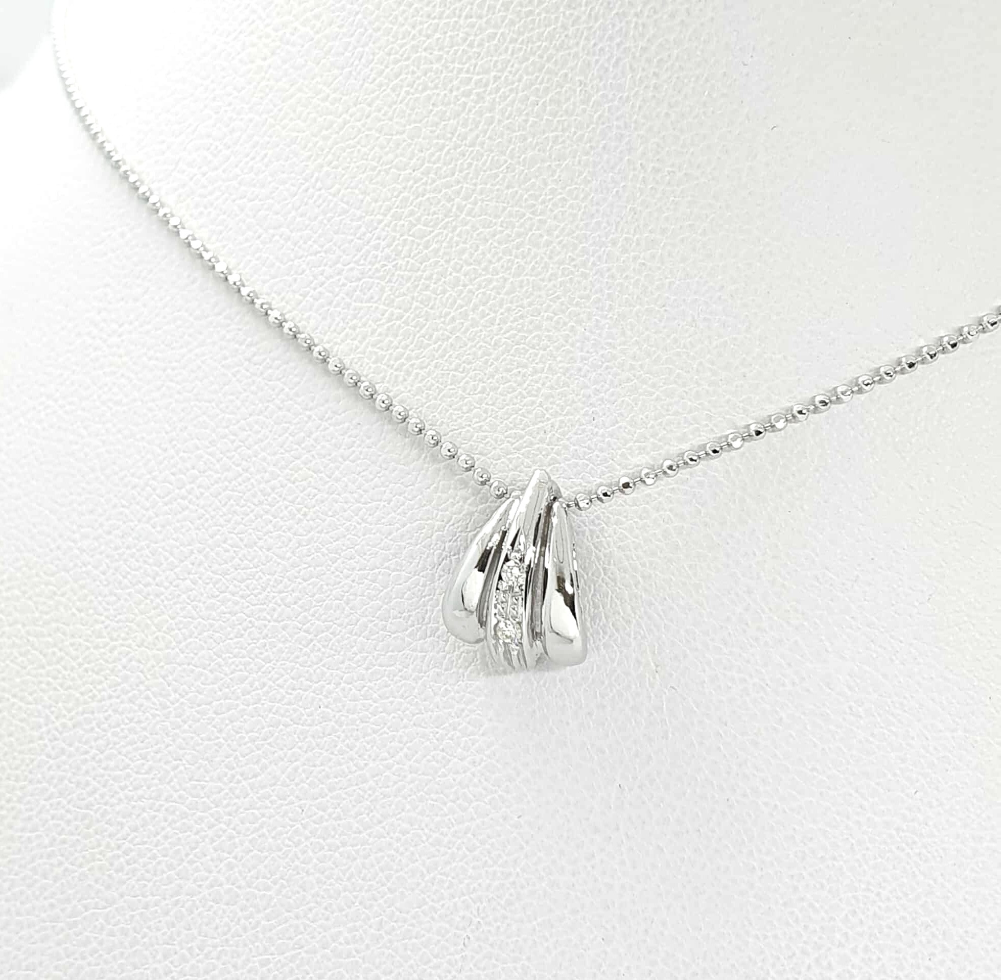 588836077_1158178139740322_4038388416089259456_n Collana con pendente in oro bianco e brillantini - immagine 1