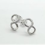 Orecchini infinito a lobo in oro bianco