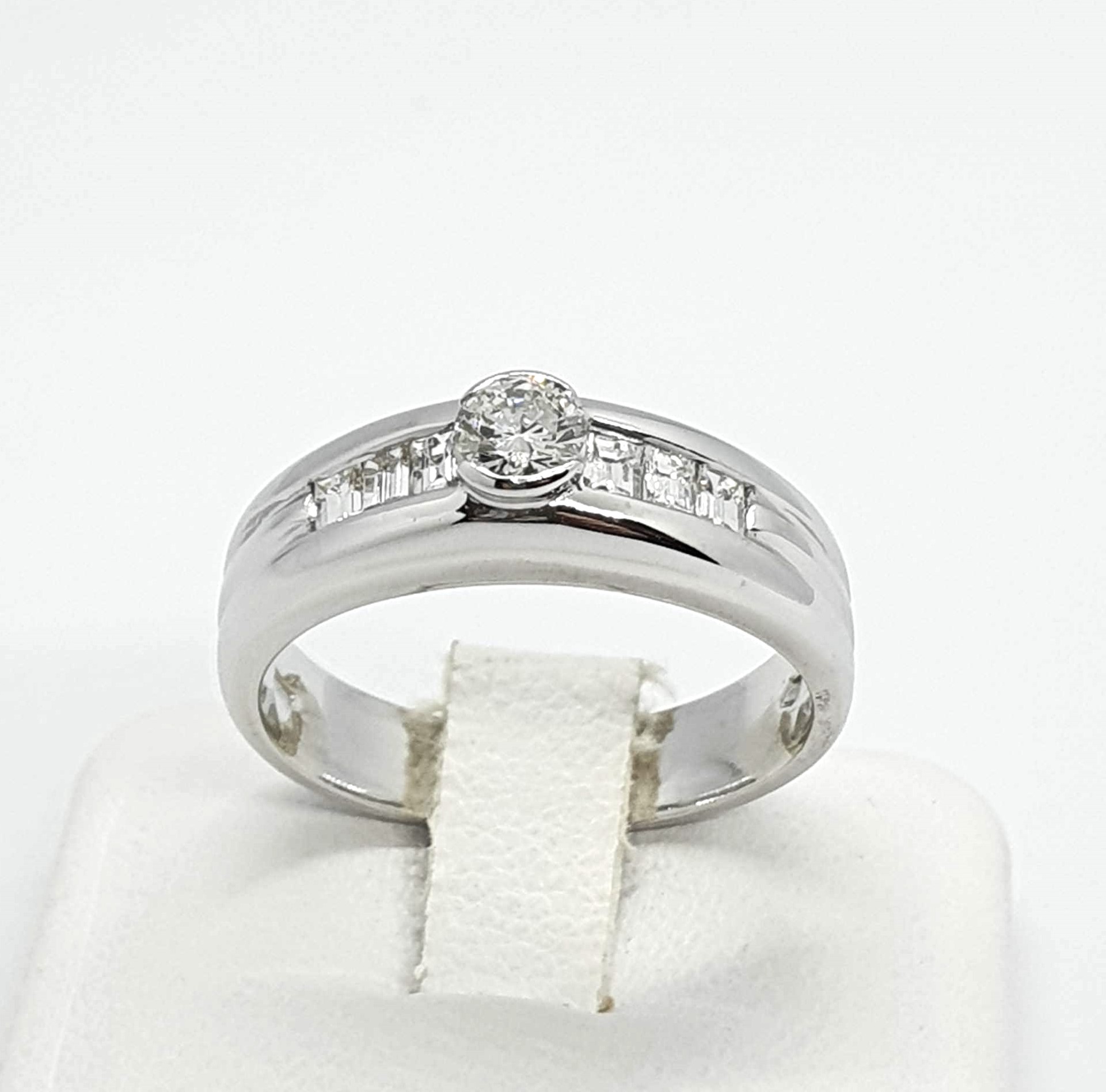 N860-56gr-A270-600.jpg Anello oro bianco con diamanti - immagine 1