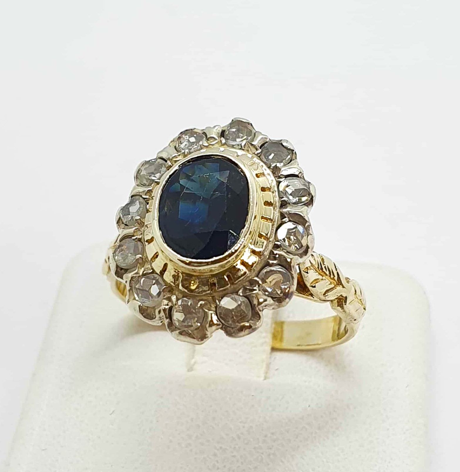 N929-6,2gr-A250-500 Anello vintage a margherita in oro e argento, zaffiro e diamanti - immagine 1