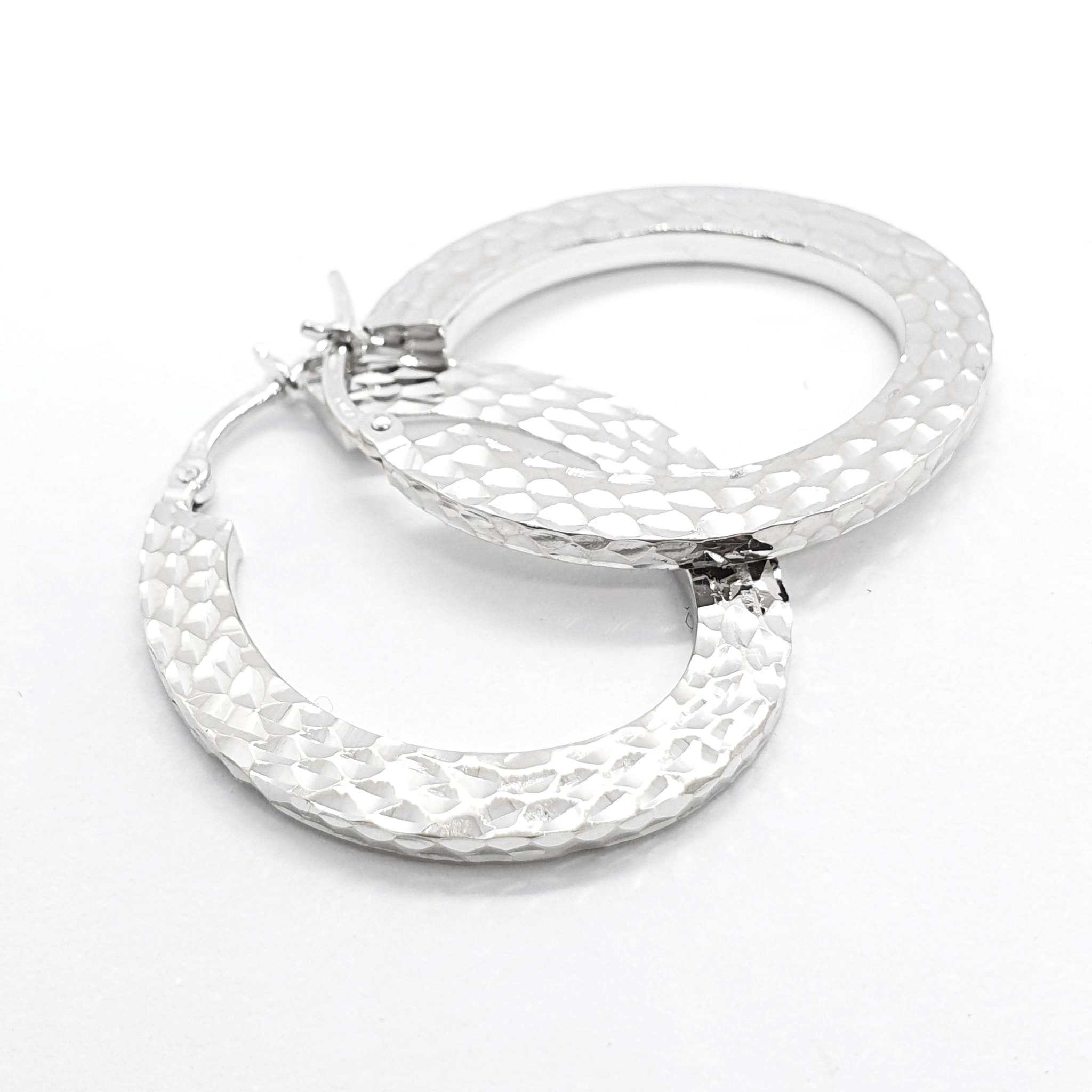 N971-45gr-A135-255.jpg Orecchini a cerchio ovale in oro bianco - immagine 1