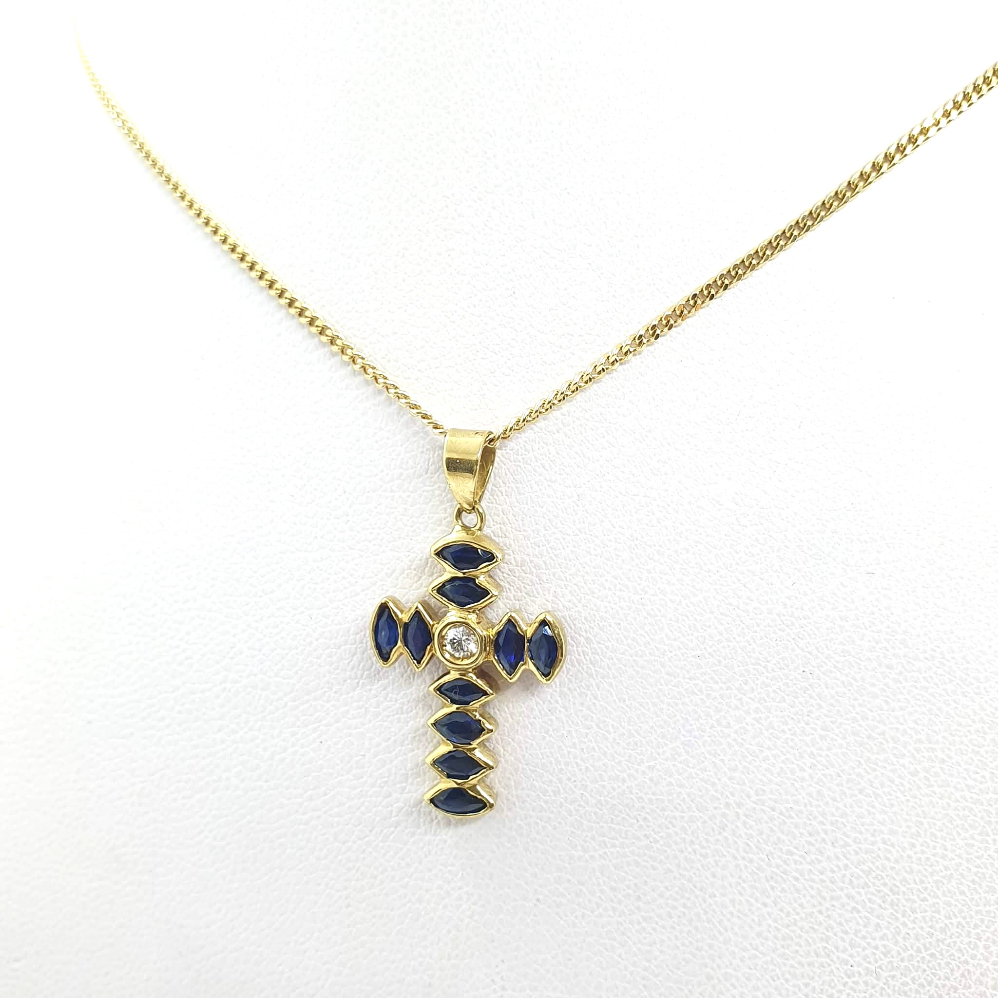 7ca1c266-fdef-4337-b304-c25a4fbaeedc Collana con pendente croce oro diamante e zaffiri - immagine 1