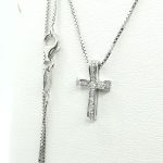 Collana con croce in oro e diamanti