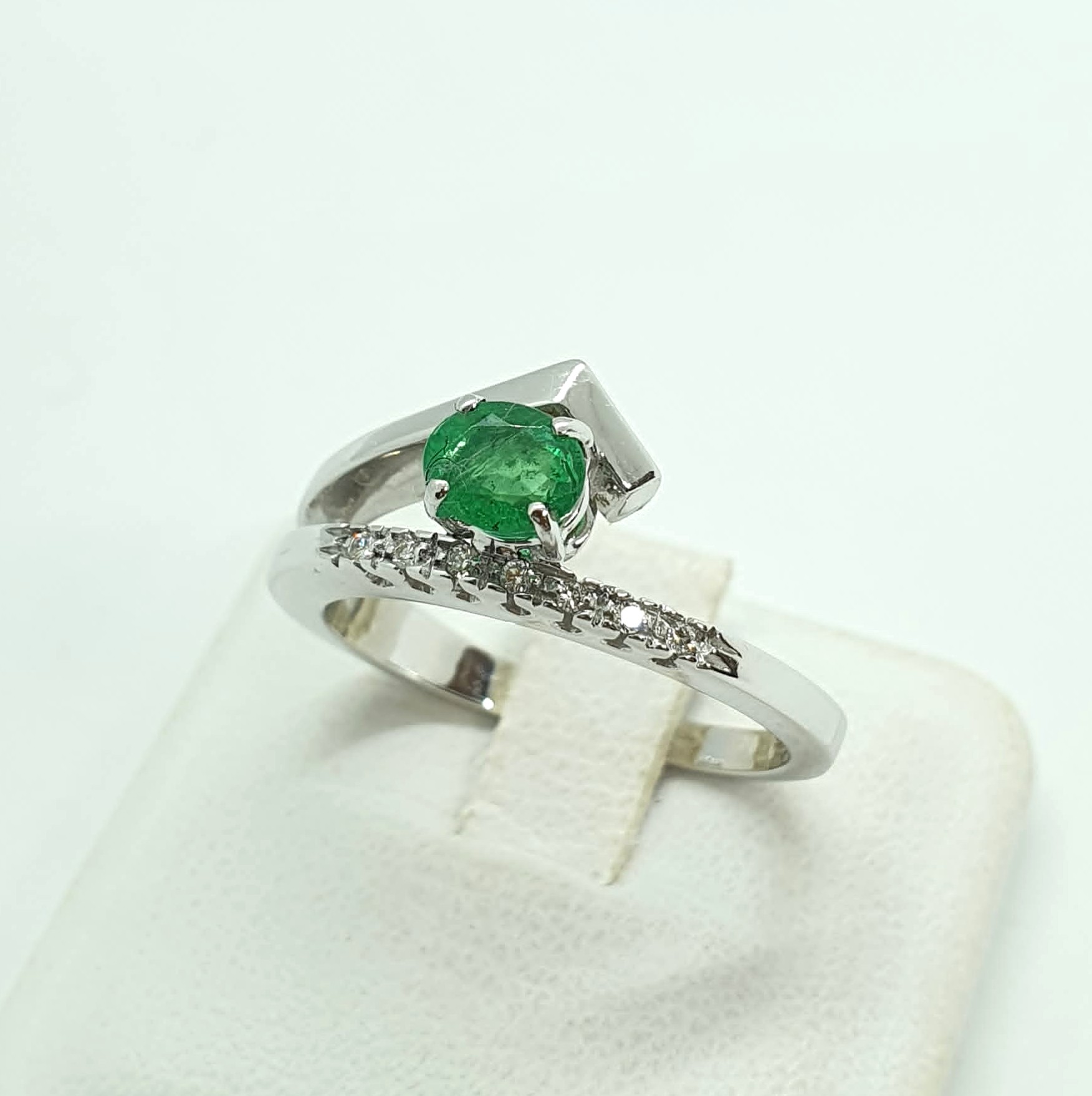 N594-4,5gr-A350-585 Anello oro smeraldo e brillantini - immagine 1