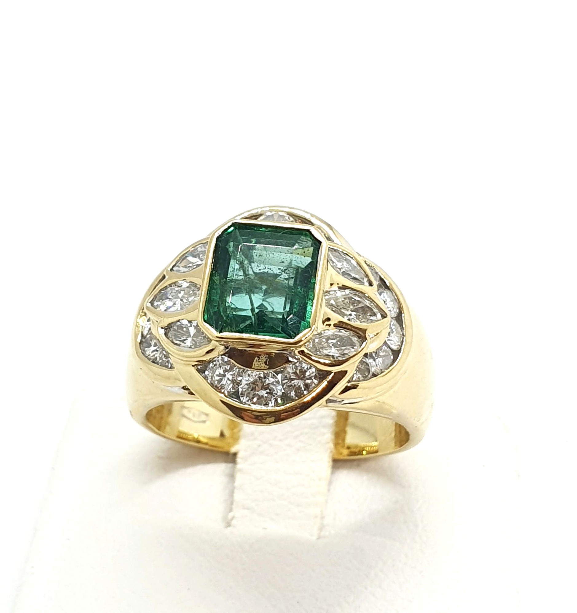 N933-9,8gr-A797-1350 Anello oro smeraldo e diamanti - immagine 1