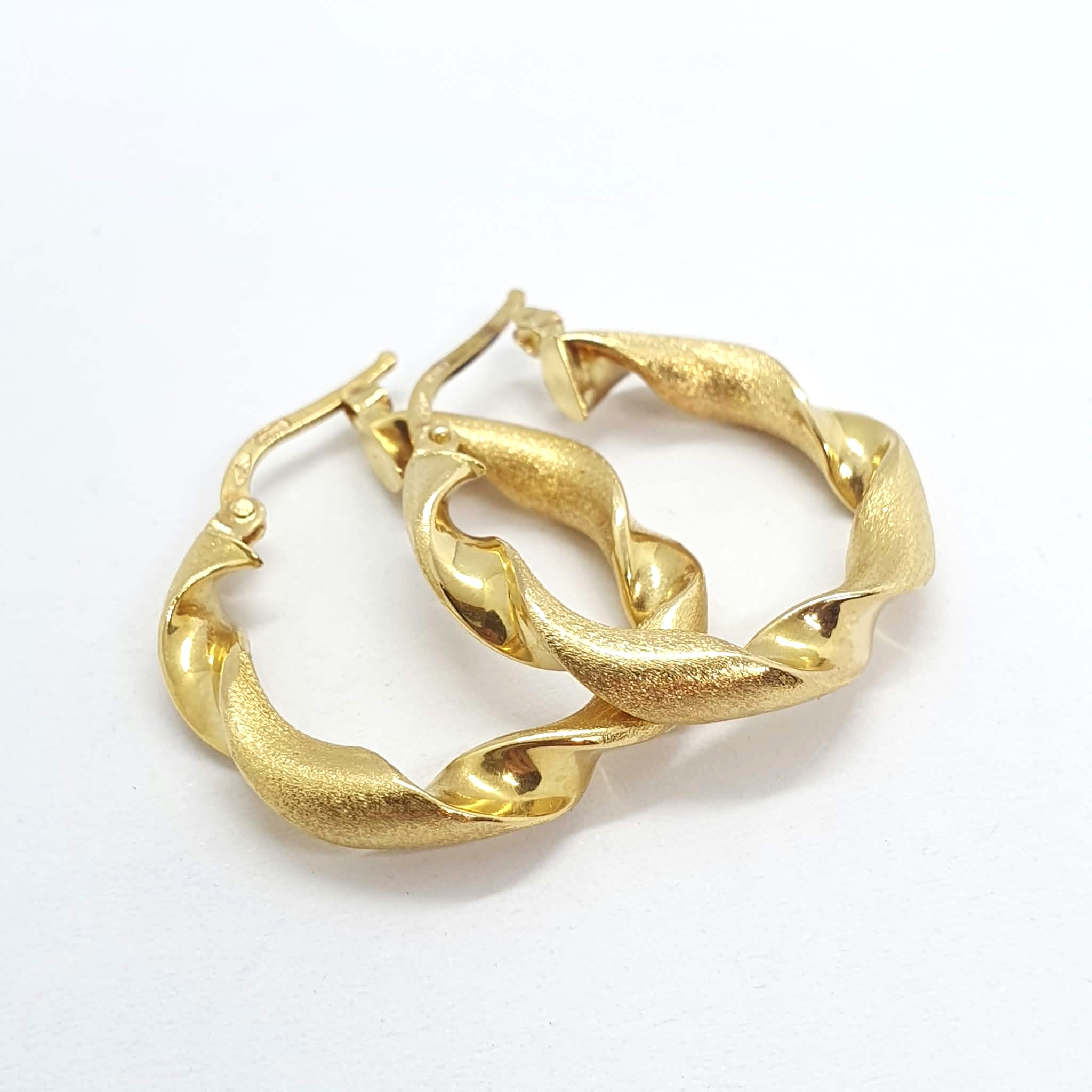 d8a29ffb-08e8-4fb7-9f82-e52dccd61137 Orecchini torchon a cerchio in oro - immagine 1